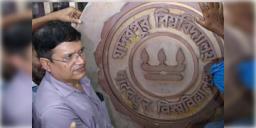 Read more about - Jadavpur University | ছাত্র সংঘাতে ভেঙে পড়েছিল নন্দলালের ফলক, যাদবপুর বিশ্ববিদ্যালয়ের এমব্লেম ফের বসল যথাস্থানে!
