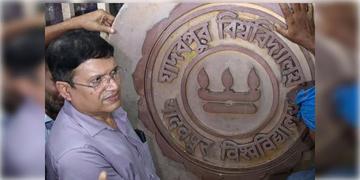Read more about - Jadavpur University | ছাত্র সংঘাতে ভেঙে পড়েছিল নন্দলালের ফলক, যাদবপুর বিশ্ববিদ্যালয়ের এমব্লেম ফের বসল যথাস্থানে!