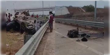 Read more about - BMW Accident | ডিভাইডারে ধাক্কা BMW-র! দুমড়েমুচড়ে গেলো গাড়ি, মুম্বাইয়ে মৃত ২