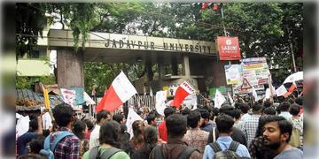 Read more about - Jadavpur University clash | যাদবপুরের অশান্তির ঘটনায় শুক্রেই ৩ সদস্যের তদন্ত কমিটি গঠন বিশ্ববিদ্যালয় কতৃপক্ষের!