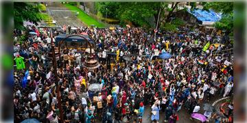 Read more about - CJP Protest | মহিলা আন্দোলনকারীকে অশালীনভাবে স্পর্শ মুম্বই পুলিশের, ভিডিয়ো ভাইরাল হতেই শুরু বিতর্ক!