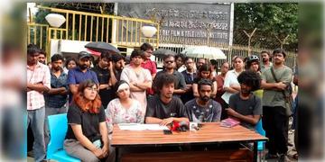 Read more about - SRFTI | উপাচার্যের ঘরে ভাঙচুর এবং হেনস্থার ঘটনায় ৫ ছাত্রকে বহিষ্কার করলেন SRFTI!