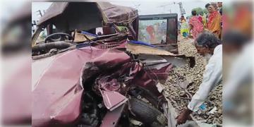 Read more about - Murshidabad Accident | সাতসকালে স্কুলগাড়িতে ধাক্কা ট্রেনের! মুর্শিদাবাদে মৃত ২ পড়ুয়া-সহ ৩