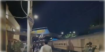 Read more about - Local Train | ব্যাপক ঝড়ে ছিঁড়লো ওভারহেডের তার, বনগাঁ শাখায় থমকেছে ট্রেন, ভোগান্তিতে নিত্যযাত্রীরা