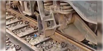 Read more about - Train Derailed | লাইনচ্যুত ফরাক্কা এক্সপ্রেসের ইঞ্জিন! বালুরঘাট স্টেশনে লাইন থেকে সরে গেল ইঞ্জিনের চাকা!