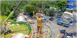 Read more about - Messi Statue | অবশেষে সরানো হল ৭০ ফুট উঁচু মেসির মূর্তি! অন্যত্র সরিয়ে নিয়ে গিয়ে সংরক্ষিত রাখা হবে এই স্ট্যাচু!