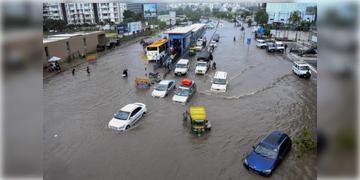 Read more about - Gujarat Extreme Rain | চূড়ান্ত খামখেয়ালিপনা বর্ষার, গুজরাটে জলের তলায় রাস্তা, চলছে স্পিডবোট