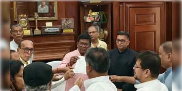 Read more about - New TMC | গঠিত হল ‘নব তৃণমূল ব্লক’, বিরোধী দলনেতা হিসেবে মনোনীত হলেন ঋতব্রত বন্দ্যোপাধ্যায়!