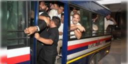 Read more about - Delhi News | আকাশবাণী ভবনের সামনে থেকে রাহুল-প্রিয়াঙ্কাকে আটক করল দিল্লি পুলিশ