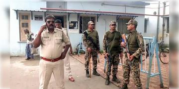 Read more about - ISI | ‘স্বামীকে মিথ্যা অভিযোগে ফাঁসানো হচ্ছে’- দাবি পাক গুপ্তচর সন্দেহে সীমান্তে গ্রেপ্তার হওয়া ব্যক্তির স্ত্রীর!