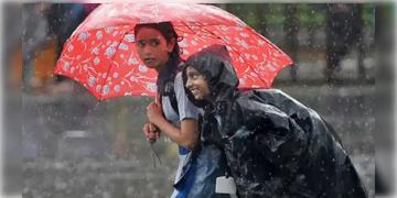 Read more about - Weather WB | গভীর নিম্নচাপের শক্তিক্ষয় হলেও এখনই বৃষ্টি থেকে রেহাই নয়, সপ্তাহান্তে ফের বাড়বে বৃষ্টিরপাত!