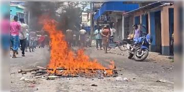 Read more about - Baruipur Incident | রাতভর চললো তল্লাশি, বারুইপুরে নাবালিকাকে খুনের ঘটনায় গ্রেফতার ২, আটক ৩!