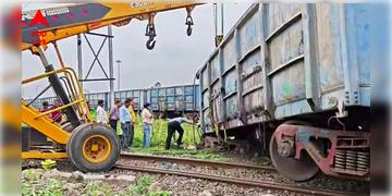 Read more about - Haldia | ফের রেল দুর্ঘটনা, লাইনচ্যুত মালগাড়ির ৪টি বগি! হলদিয়া বন্দরে চাঞ্চল্য