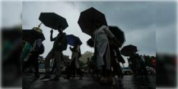 Read more about - Weather Update | উত্তর ও দক্ষিণবঙ্গে ভারী বৃষ্টির হলুদ সতর্কতা, দুর্যোগের পূর্বাভাস হাওয়া অফিসের!